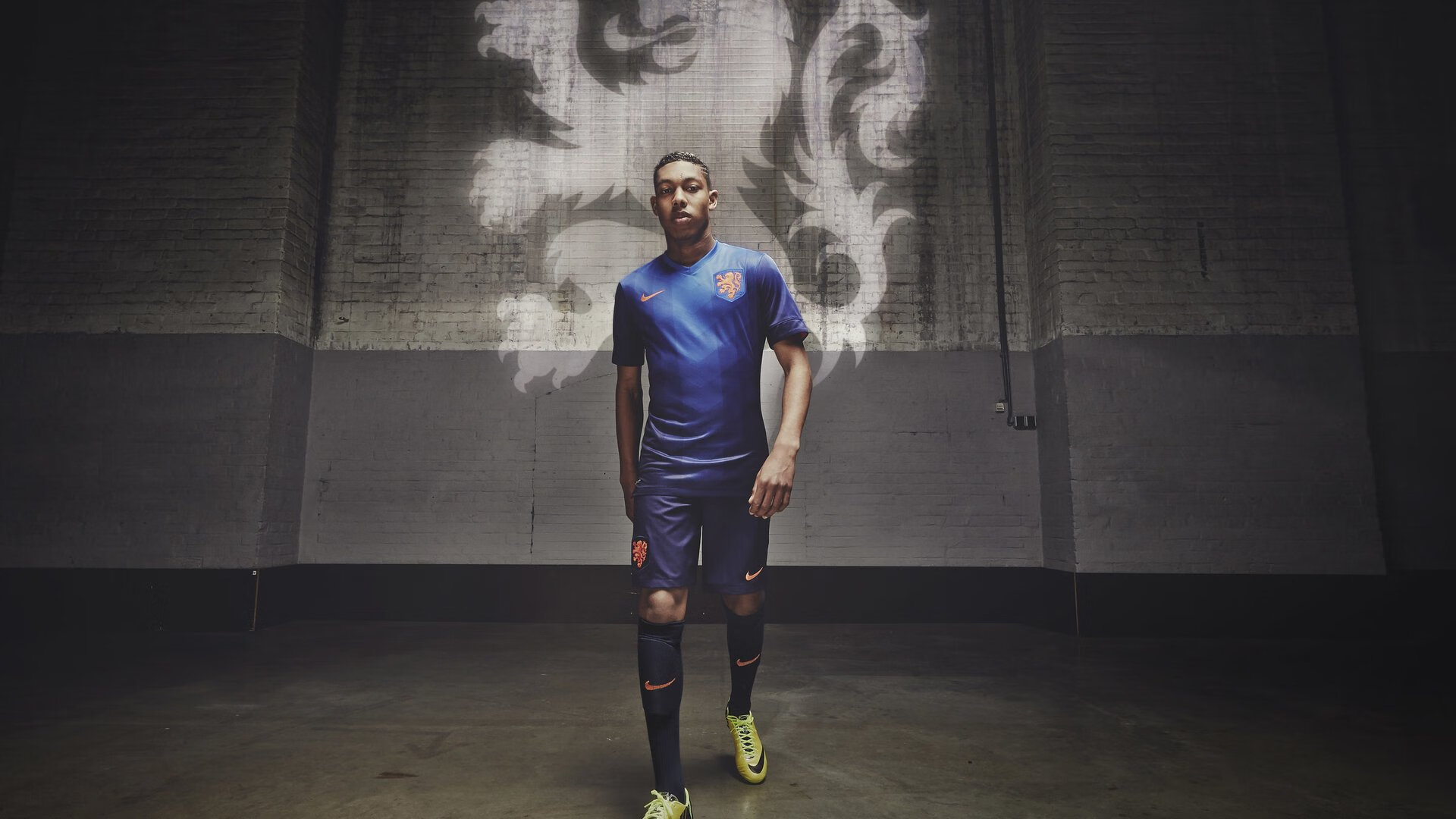 换上又换下！热刺标王沦为水货 英媒：两人重返首发便能激活他，热刺王牌