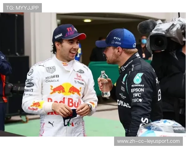 佩雷斯起步甩开两台赛车，开局优势巨大